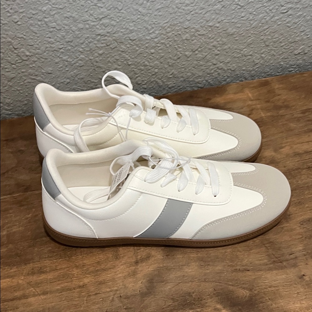 J Sport Women’s cream and Gray Sneakers NEW Size 10 - Picture 3 of 7
